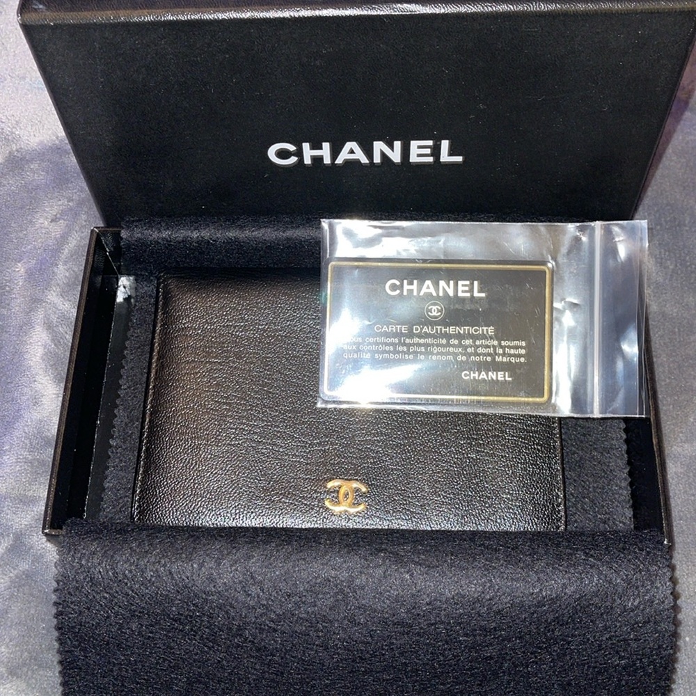 Preloved Chanel bifold wallet pristine condition black with gold CC logo